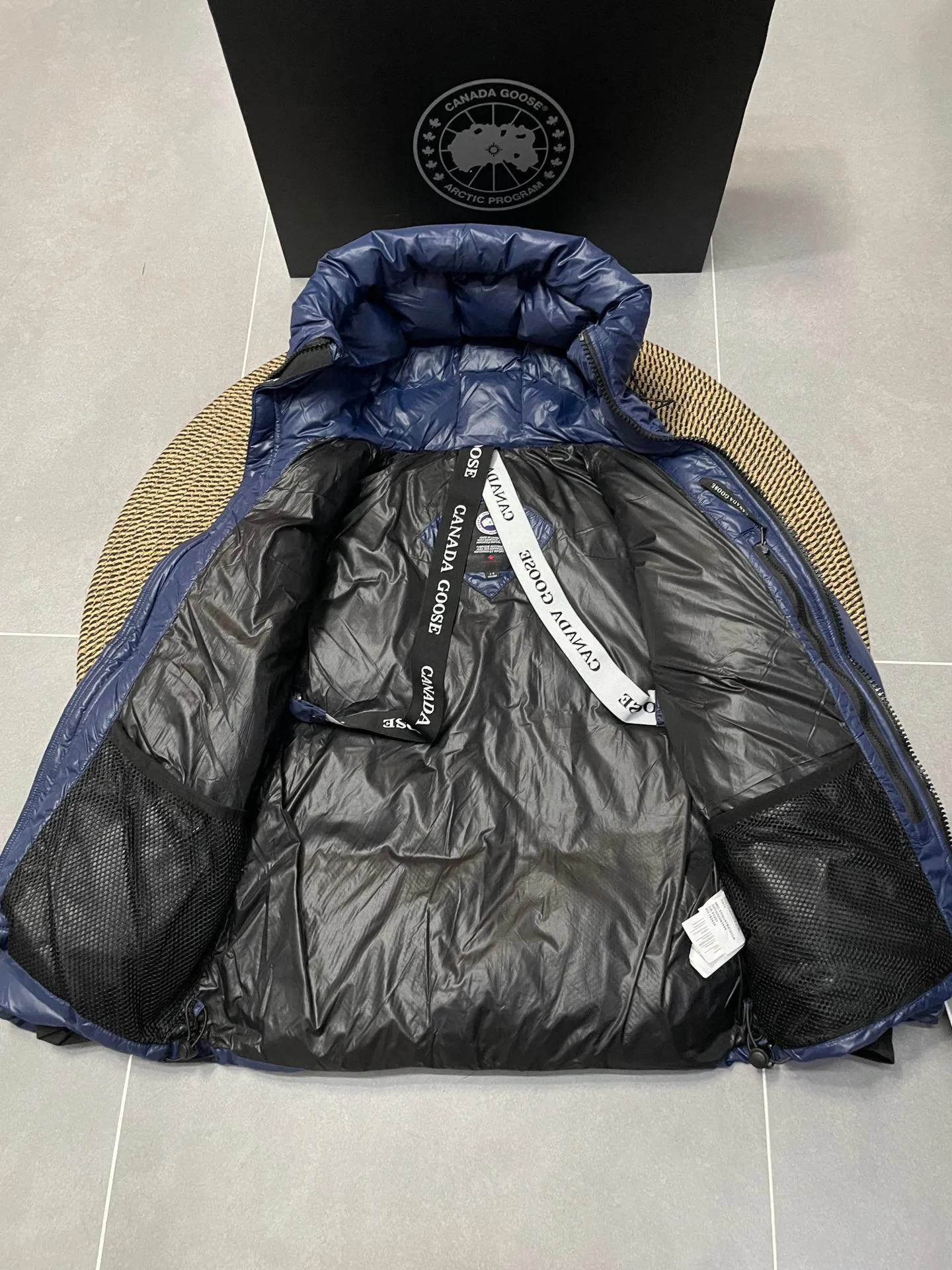 P780 Blue Red Label Top Version 𝘾𝘼𝙉𝘼𝘿𝘼 𝙂𝙊𝙊𝙎𝙀/Canada Goose 2023 Limited New Crofton Puff Down Jacket Pure Guangzhou Inspection 95 White Duck Down Filling‼  Top version, ceiling level‼ Crofton soft bread, the latest style in 2023, has a cold protection effect of up to level 4. It is made of recycled Feather-Light tear-resistant fabric. It is ultra-light and has no weight on the upper body at all! The unique black label highlights your temperament‼  Canada Goose, a Canadian brand, has always been recognized as the warmest down jacket. Various Instagram celebrities, Internet celebrities, and celebrities often wear it for street photos. I do Canada Goose every year, but I still can’t get rid of my love for geese. No matter how cold the winter is, there is no need to be afraid, because there are geese! Filled with 80% white duck down, Canada Goose is the legendary warmest down jacket and is known as a must-have for Arctic outdoor sports! The most popular down jacket in the world, celebrities are rushing to buy it, it is a must-have! Same style for men and women Size: S-XXL
